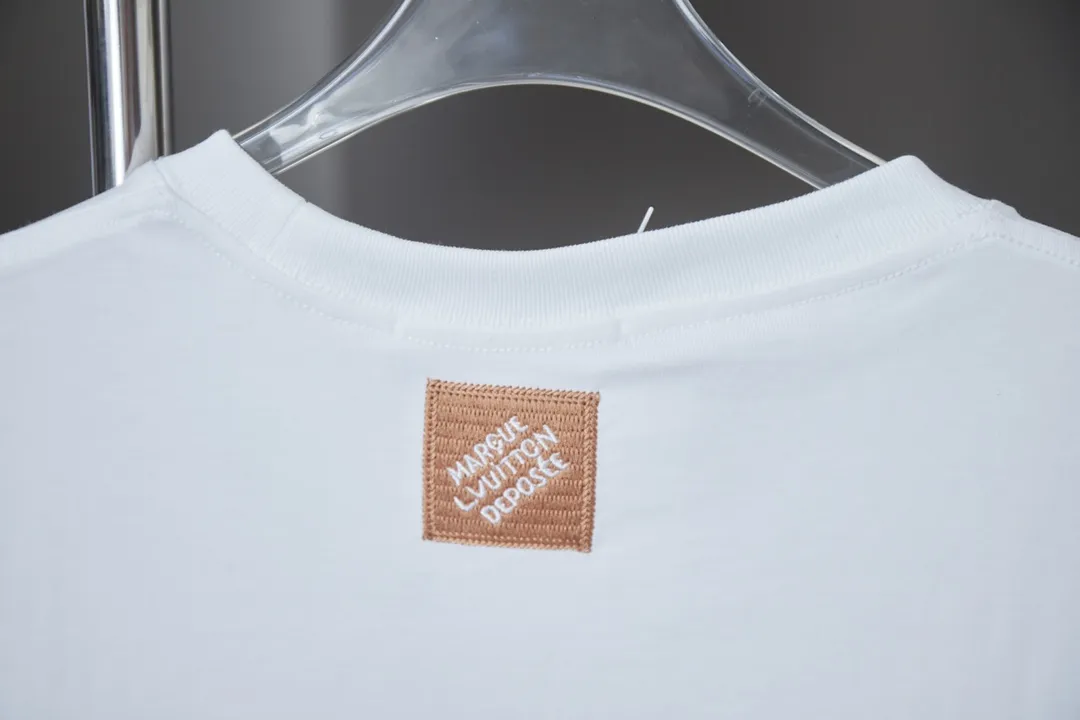 🅿️180 Louis LV 25ss new early spring short-sleeved LV letter logo embroidered short-sleeved light luxury essential item for daily commuting for men and women Correct version Welcome to compare Detailed features · Gold thread embroidery chapter technology is combined, interweaving metal threads with other silk threads · Double-needle stitching cross-stitch technology · Original main mark washed tag brand moisture-proof paper packaging Color: black/white Size: S/M/L/XL